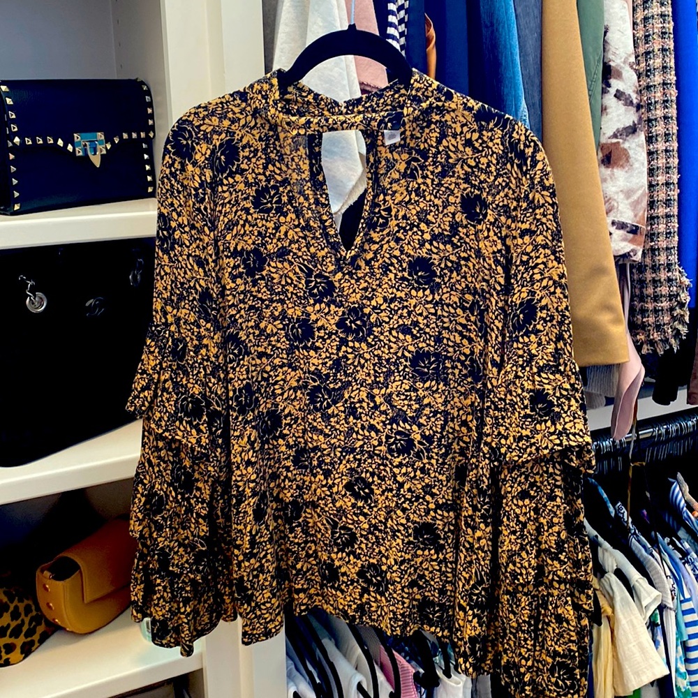 Gorgeous date night top for Fall!